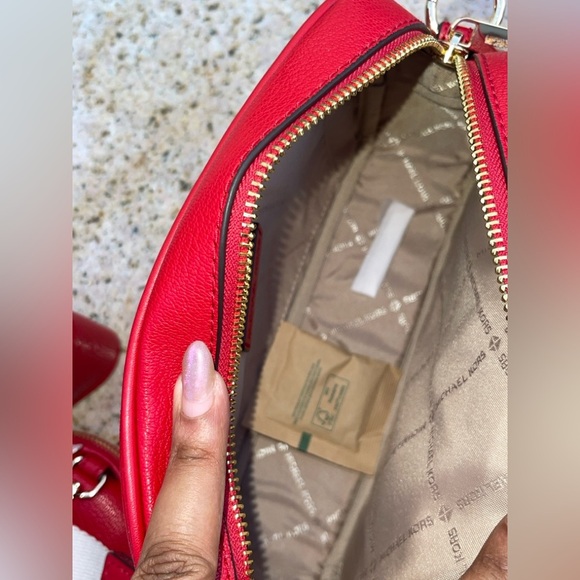 MICHAEL KORS Jet Set Medium Leather Crossbody Bag with Case for airpods NWT - Picture 9 of 13